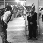 Des japonais portent des têtes de chats géantes, et ce n’est pas ce que vous croyez !