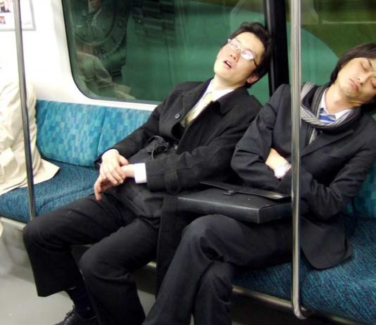 Travailler à en mourir : voyage dans la peau du « Salaryman » nippon