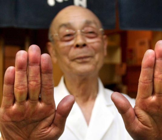 À 91 ans, ce Chef Sushi redonne ses lettres d’or à l’Art délicat du sushi
