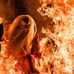 Japon : images incroyables du festival de la traversée du feu