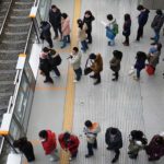 People_waiting_a_train_of_Line_13_to_come_02