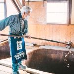Tsuneoka, 72 ans, prépare toujours le Shōyu traditionnellement…