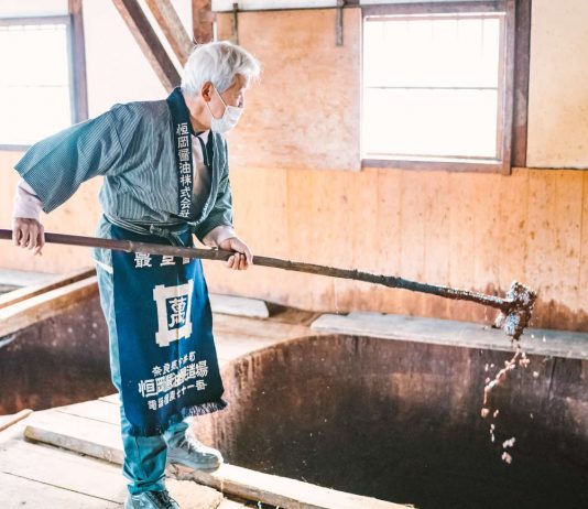 Tsuneoka, 72 ans, prépare toujours le Shōyu traditionnellement…