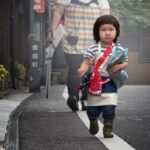 Comme les grands : des enfants japonais livrés à eux-mêmes sous l’œil des caméras