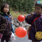 Screenshot 2022-04-23 at 18-31-27 Old-Enough-Kids-with-Balloons.webp (Image WEBP 1920 × 960 pixels) – Redimensionnée (64%)