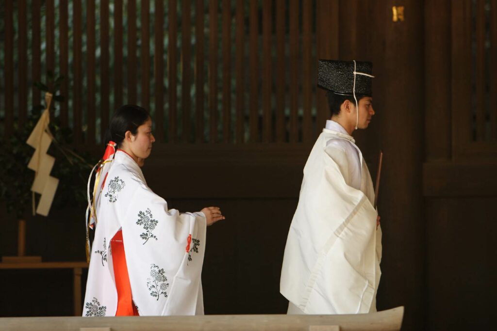 Hakui Robe D’où viennent les miko ? Ces prêtresses japonaises des temps anciens