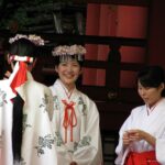 Miko_at_the_Ikuta_Shrine