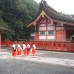 4-Fushimi_Inari_Shrine_-_miko_2004-9-2