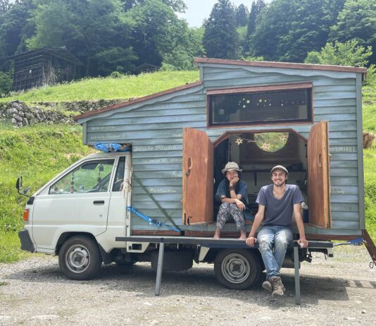 Ce couple est parti a la rencontre des Japonais “libres”