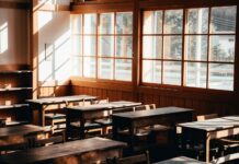 Pourquoi le Japon ferme des écoles et manque de travailleurs