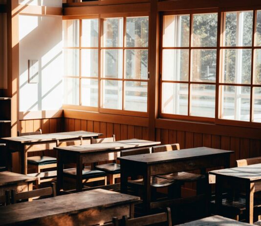 Pourquoi le Japon ferme des écoles et manque de travailleurs