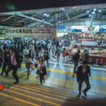 Au Japon, l’emploi comme ligne de vie sociale